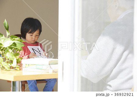 勉強をする子供とシニア 36932921