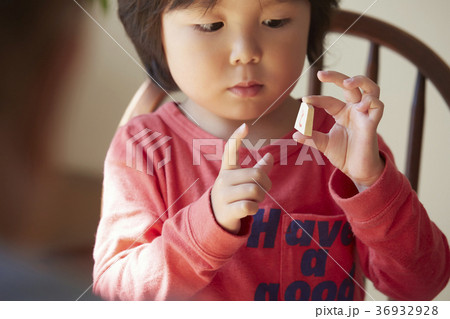 将棋をする子供とシニア 将棋をする子供とシニア 36932928