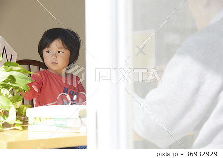 勉強をする子供とシニア 36932929