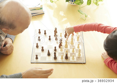 チェスをする子供とシニア 36932934