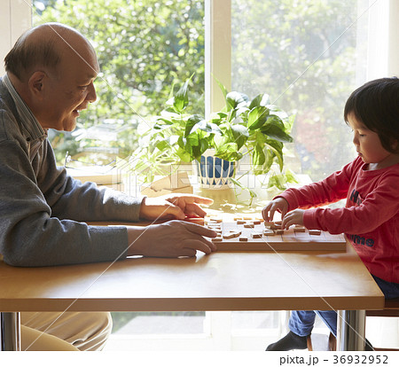 将棋をする子供とシニア 36932952