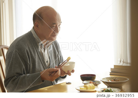 食事をするシニア 36932955