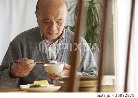 食事をするシニア 36932979