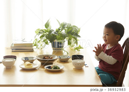 食事をする子供 36932983