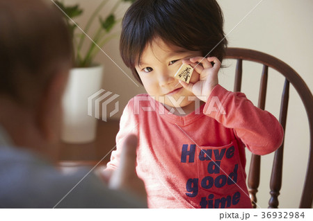 将棋をする子供とシニア 将棋をする子供とシニア 36932984
