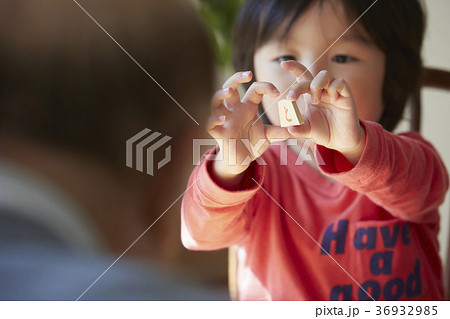 将棋をする子供とシニア 将棋をする子供とシニア 36932985