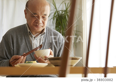 食事をするシニア 36933002