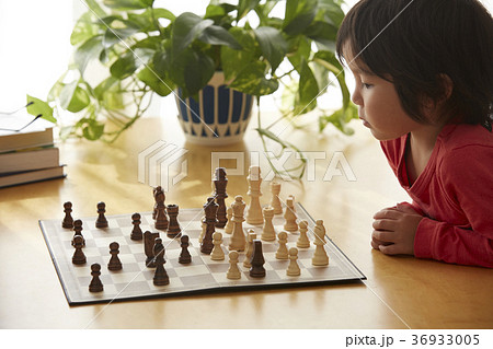 チェスをする子供 36933005