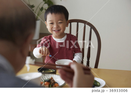 食事をするシニアと子供 36933006