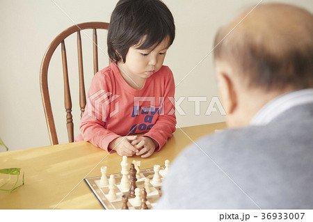 チェスをする子供とシニア チェスをする子供とシニア 36933007