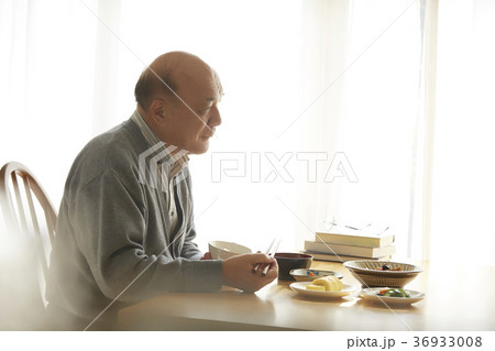 食事をするシニア 36933008