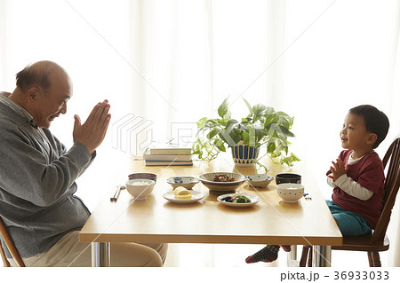 食事をするシニアと子供 36933033