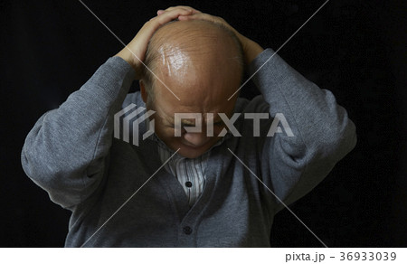 悩むシニア 黒バック 悩むシニア 黒バック 36933039