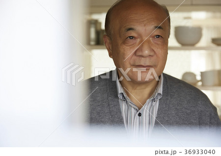 台所に立つシニア 台所に立つシニア 36933040