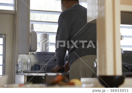 台所に立つシニア 36933051