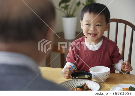 食事をするシニアと子供 36933058