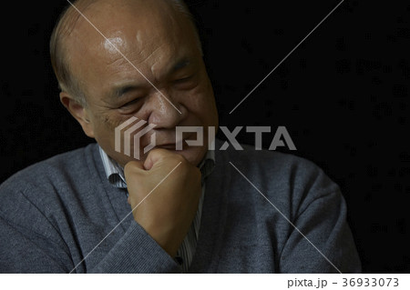 悩むシニア　黒バック 36933073