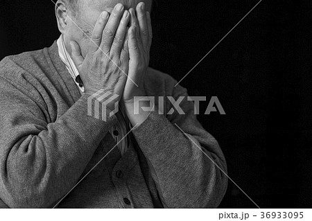 悩むシニア 黒バック 悩むシニア 黒バック 36933095