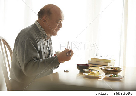 食事をするシニア 36933096