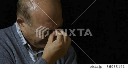 悩むシニア　黒バック 36933141