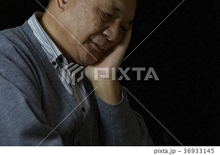 悩むシニア　黒バック 36933145