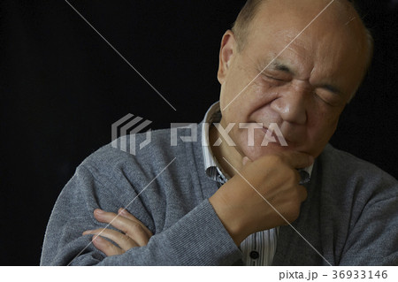 悩むシニア　黒バック 36933146