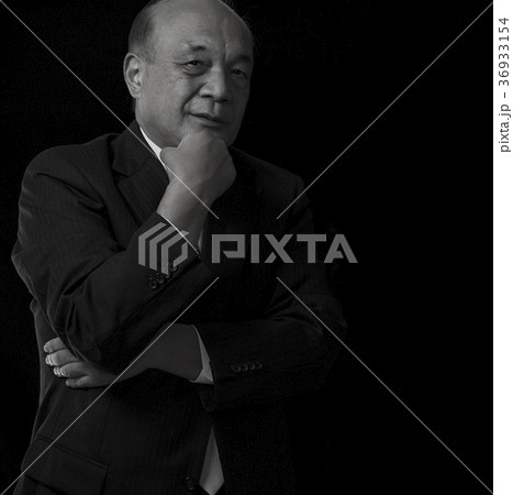 悩むシニア　黒バック 36933154