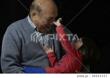 子供を抱くシニア　黒バック 36933157