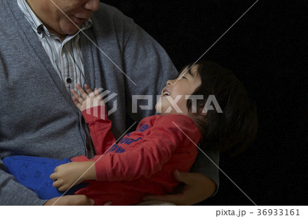 子供を抱くシニア 黒バック 子供を抱くシニア 黒バック 36933161