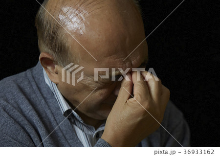悩むシニア　黒バック 36933162