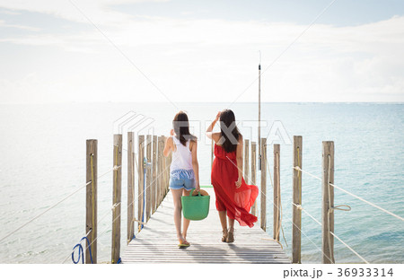 沖縄を旅する女性 36933314