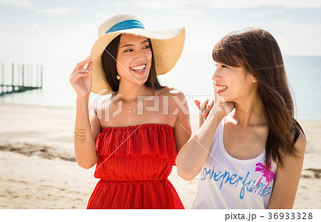 沖縄を旅する女性 36933328