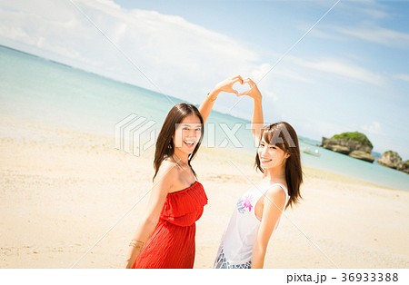 沖縄を旅する女性 36933388