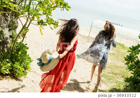 沖縄を旅する女性 36933512