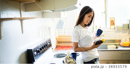 キッチンにいる女性 キッチンにいる女性 36933579