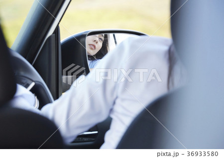 ビジネスウーマン　出張イメージ 36933580