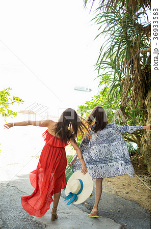 沖縄を旅する女性 36933583