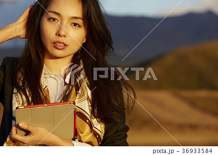 ビジネスウーマン　出張イメージ 36933584