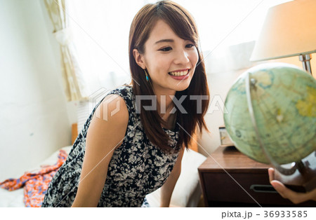 旅行の準備をする女性 旅行の準備をする女性 36933585