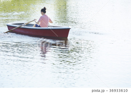 一人旅をする女性 一人旅をする女性 36933610