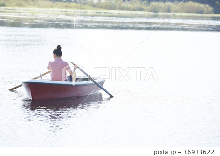 一人旅をする女性 36933622