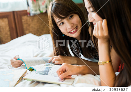 旅行の準備をする女性 旅行の準備をする女性 36933627