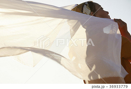 放浪する女性 36933779