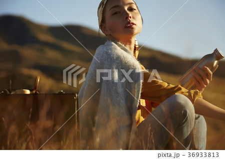 放浪する女性 36933813