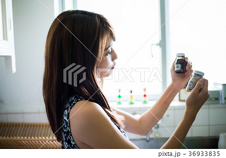 キッチンにいる女性 キッチンにいる女性 36933835