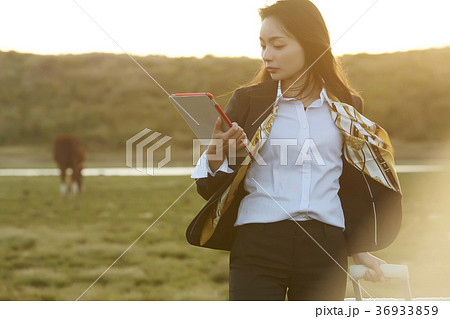 ビジネスウーマン　出張イメージ 36933859