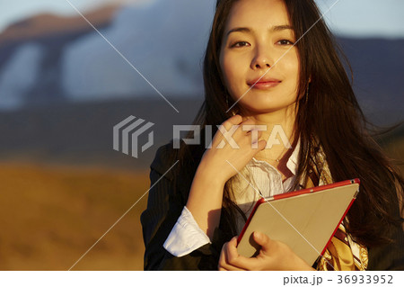 ビジネスウーマン　出張イメージ 36933952