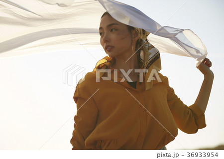 放浪する女性 36933954