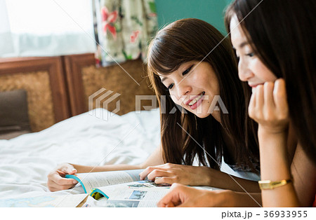 旅行の準備をする女性 36933955