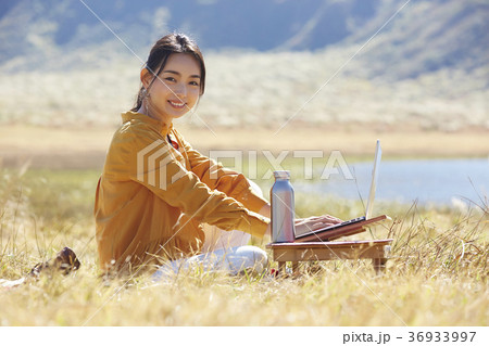 草原で仕事をする女性 36933997